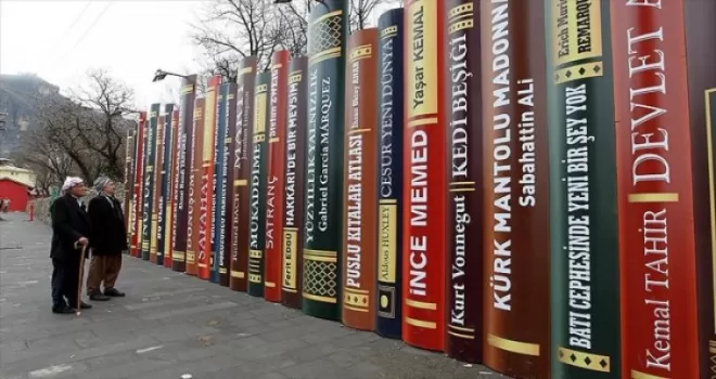 Irak sınırındaki kitap figürlü duvar ilgi görüyor