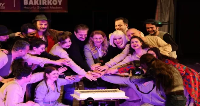 İstanbul Bakırköy’de sahne çiçek bahçesine dönüştü