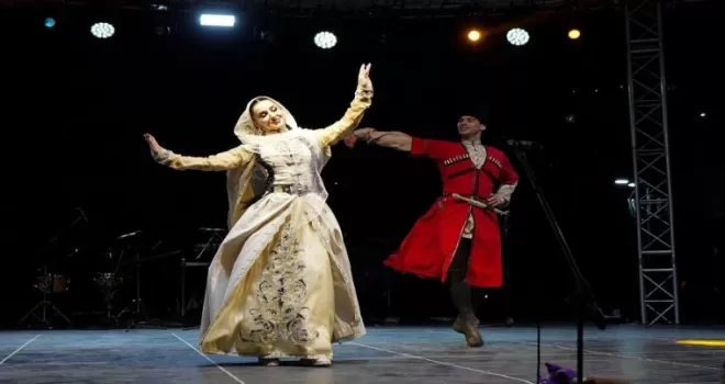 İstanbul Beylikdüzü’nde Uluslararası Halk Dansları zamanı