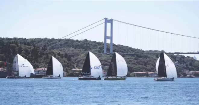 İstanbul Boğazı’nda görkemli coşku