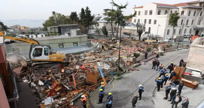 İstanbul Büyükşehir’den Sultanahmet’teki ruhsatsız yapıya yıkım