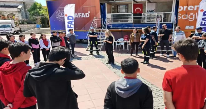 İzmir Aliağa’da deprem simülasyon tırı vatandaşla buluştu