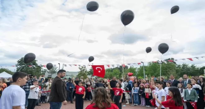 İzmir Bornova’da gökyüzü çocukların