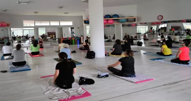 İzmir Bornova’da kadınlar yogayla güçleniyor
