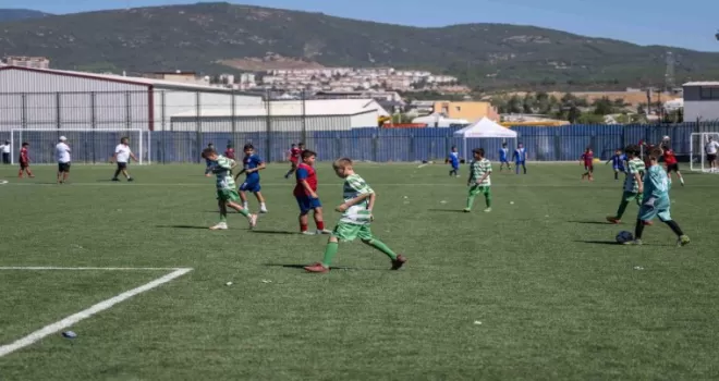 İzmir Bornova’da yenilenen Doğanlar Sahası çocukların golleriyle açıldı