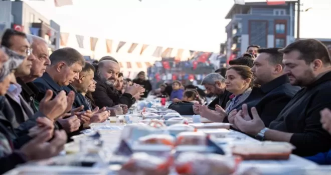 İzmir Çamdibi’nde binlerce kişilik iftar sofrası 