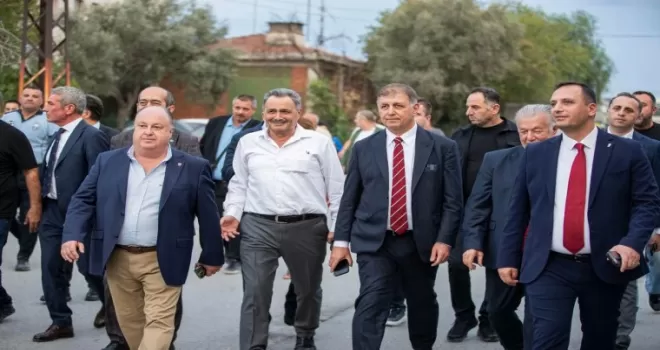 İzmir’de Başkan Tugay’dan ayakkabıcılara ziyaret