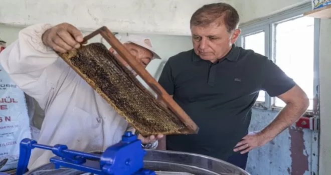 İzmir’de Başkan Tugay üreticiyle bal sağdı