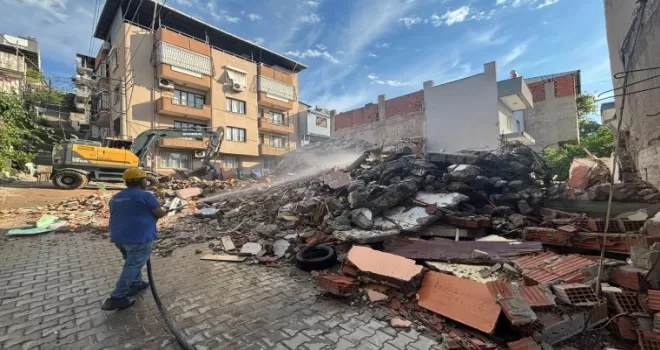İzmir’de hasarlı yapılar için uzlaşı sağlandı yıkım gerçekleşti