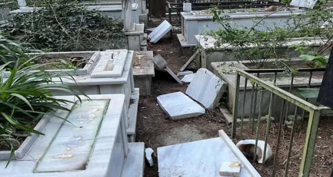 İzmir’de vandalizm kurbanı 39 mezarda çalışma başlatıldı