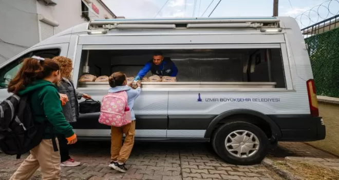 İzmir’de velilerin gönlü rahat, miniklerin karnı tok