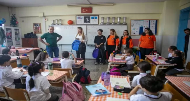 İzmir Güzelbahçe’de öğrencilere kırtasiye desteği