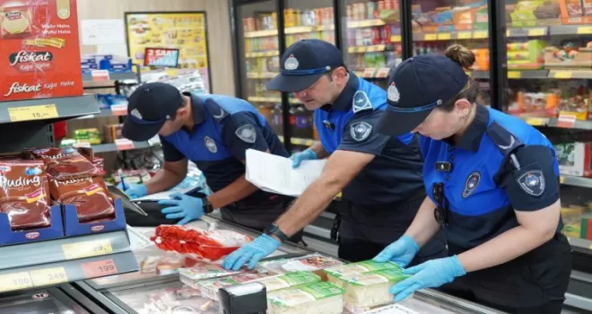 İzmir Güzelbahçe Zabıtası’ndan kapsamlı gıda denetimi
