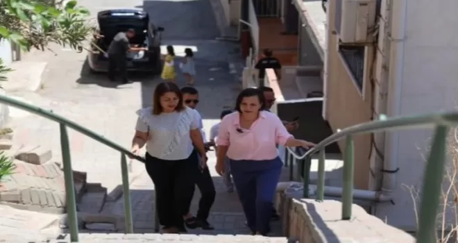 İzmir Karabağlar’da sorunlara muhtarlarla yerinde çözüm