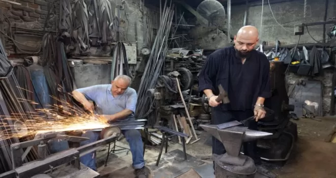 İzmir Kemeraltı’nın son ustaları direniyor... Çekiç sesleriyle yaşayan miras