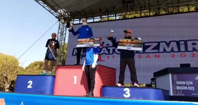 İzmir Maraton'da 60-65 yaş kategorisinde rekor kırdı