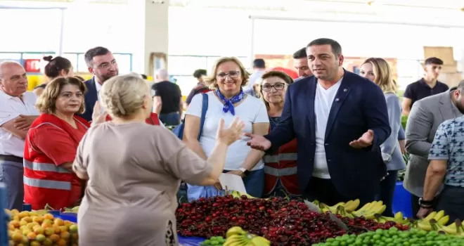 İzmir Narlıdere’de bayram öncesi pazaryeri ziyareti