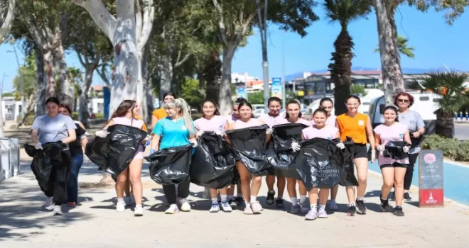İzmir Narlıdere’de voleybolculardan kıyı temizliği