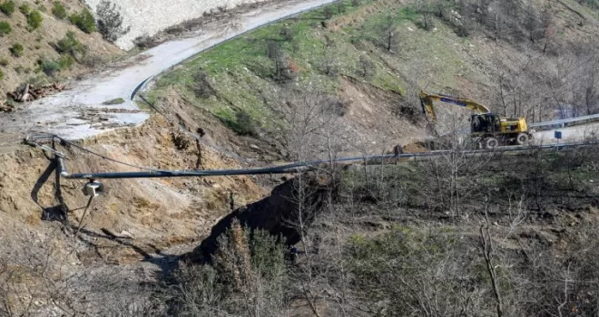 İzmir Ödemiş’te çöken yolda çalışmalar başladı