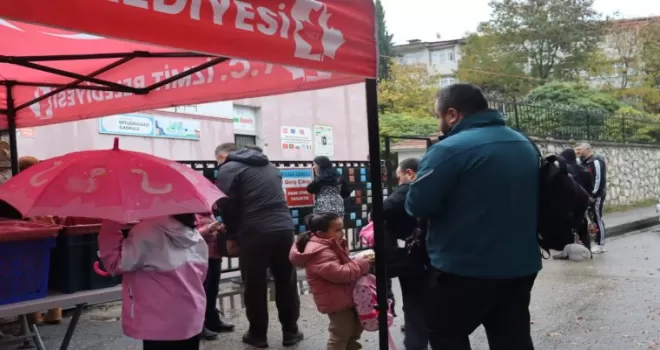 İzmit’te Beslenme Saati yağmur çamur dinlemiyor