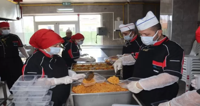 İzmit’te sıcak yemek desteğiyle dayanışma büyüyor