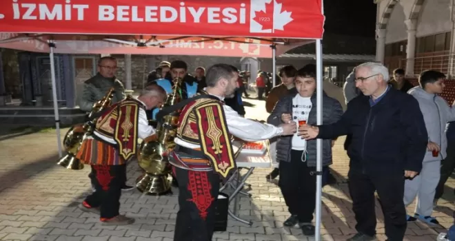 İzmit’te teravih sonrası gönülleri ısıtan ikram