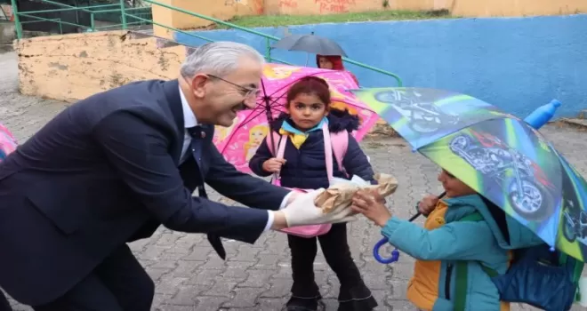 İzmit’te yağmura rağmen ’Beslenme Saati’ne devam