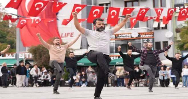 İzmit’ten Cumhuriyet’e 41 kişilik zeybekli selam