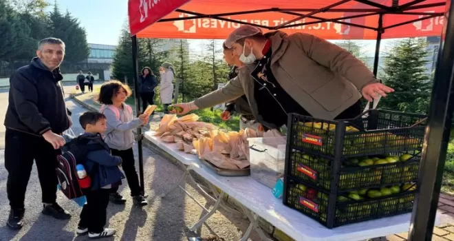 İzmit’ten öğrencilere kek ve mandalina ikramı