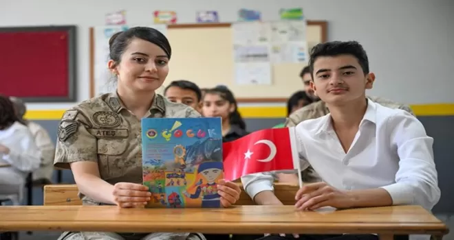 Jandarma okullarda gönüllere dokundu