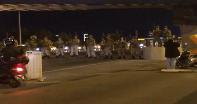Jetler alçak uçuş yapıyor, askerler köprüleri kapattı