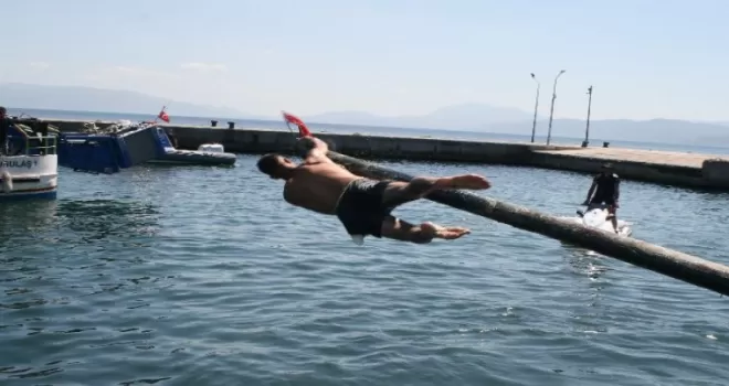 Kabotajın coşkusu... Mudanya’da yağlı direkte bayrak için yarıştılar