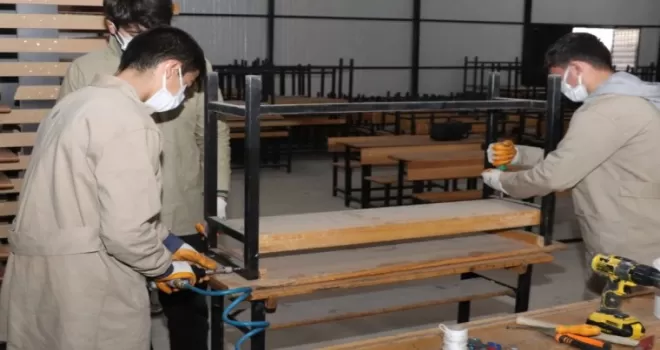Kahramanmaraş’ta meslek lisesi öğrencileri eski sıraları dönüştürüyor