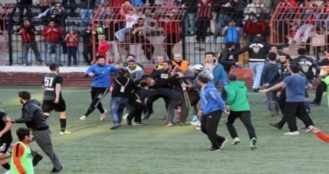 Karagümrük'te rakip futbolculara bıçaklı saldırı!