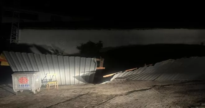 Karesi’de şiddetli rüzgar samanlığın çatısını uçurdu
