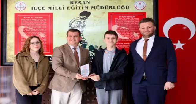 Keşan’da çevre duyarlılığıyla örnek olan liseliye Müdür Kemik’ten plaket
