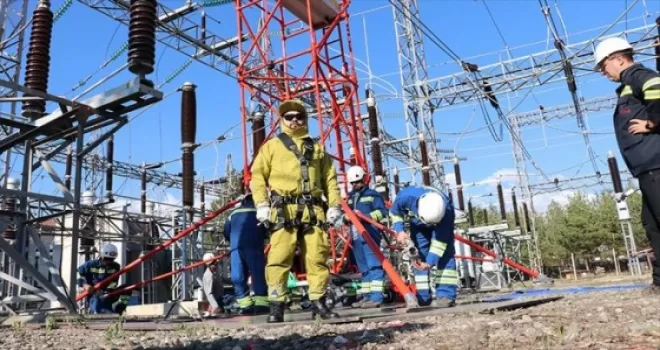 Kesintisiz enerjiyi 400 bin volta 'dokunarak' veriyorlar