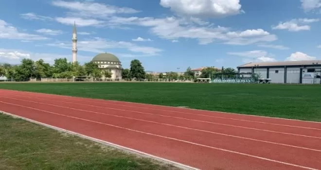 Kestel’de amatör futbolculara çim saha desteği