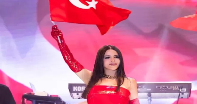 Kırmızının ’Simge’si... Kırmızı O’na çok yakışıyor