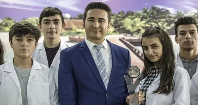 Kız öğrencileri bilişimle buluşturdu, 'küresel öğretmen ödülü' kazandı