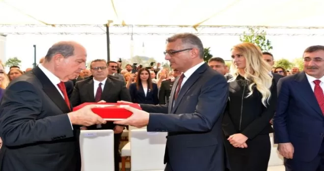 KKTC’de devir teslim tamam! Erhürman görevi Tatar’dan devraldı