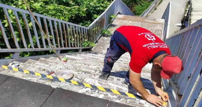 Kocaeli Büyükşehir’den üst geçitlere güvenli bakım