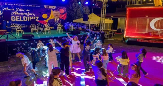 Kocaeli’de Anne Şehir’de sıra gecesi türkülerle renklendi