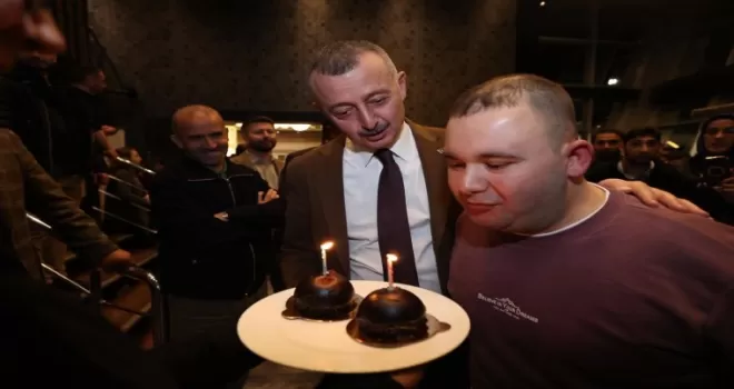 Kocaeli’de Başkan Büyükakın’dan Arif’e doğum günü sürprizi