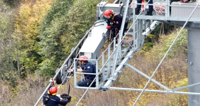Kocaeli’de teleferik hattında nefes kesen kurtarma tatbikatı