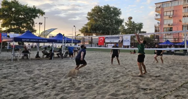 Kocaeli Gölcük’te kum üzerinde şenlikli turnuva başladı