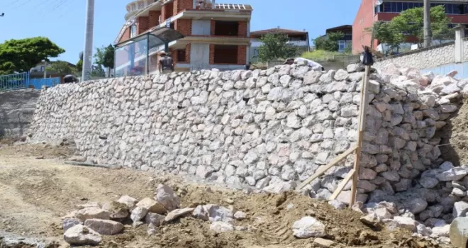 Kocaeli İzmit’te taş duvar yenileme çalışması
