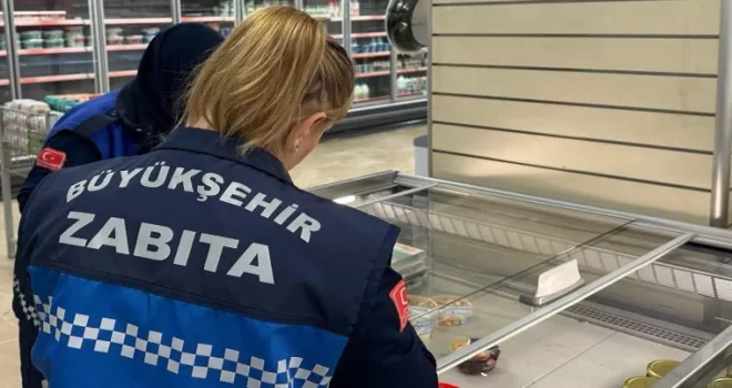 Kocaeli zabıtasından yılbaşı öncesi market denetimi