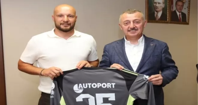 Kocaelispor’un kaptanı formasını Başkan Büyükakın’a hediye etti
