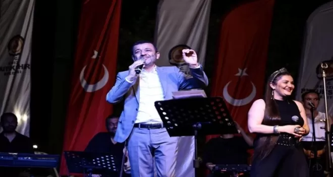 Konserde “Yalandan gülme“ göndermesi